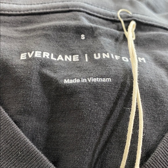 THE ESSENTIAL ORGANIC V-NECK TEE - S - Picture 7 of 9